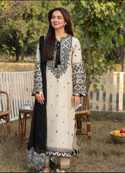 Hania Amir – Premium Airjet Dhanak 3-Piece Suit